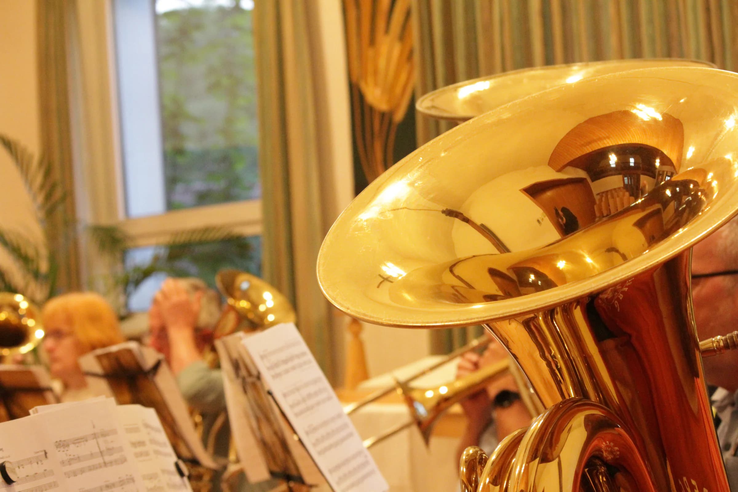 Tuba während einer Probe von Poco Brass