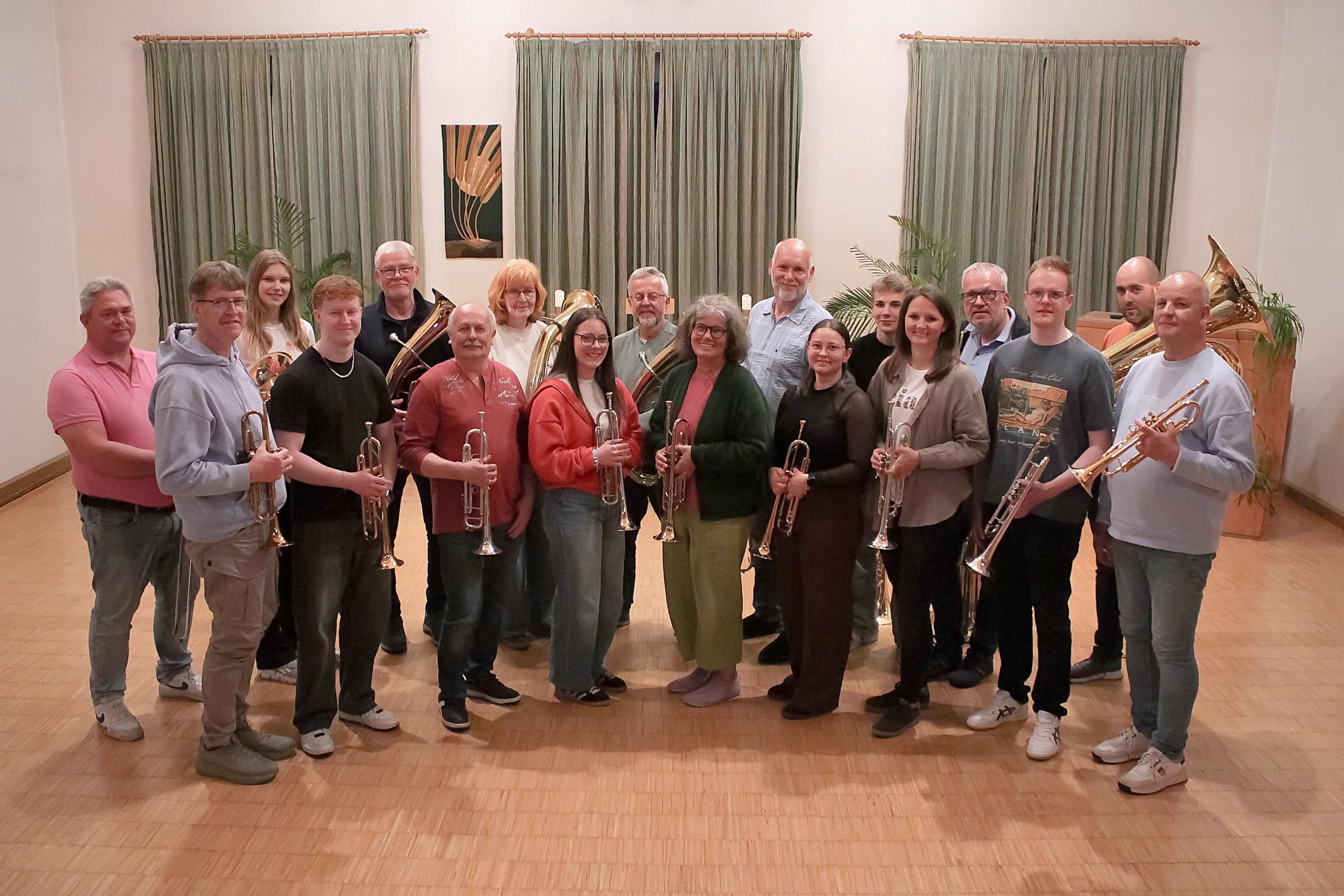 Die Musikerinnen und Musiker von Poco Brass Thierseifen